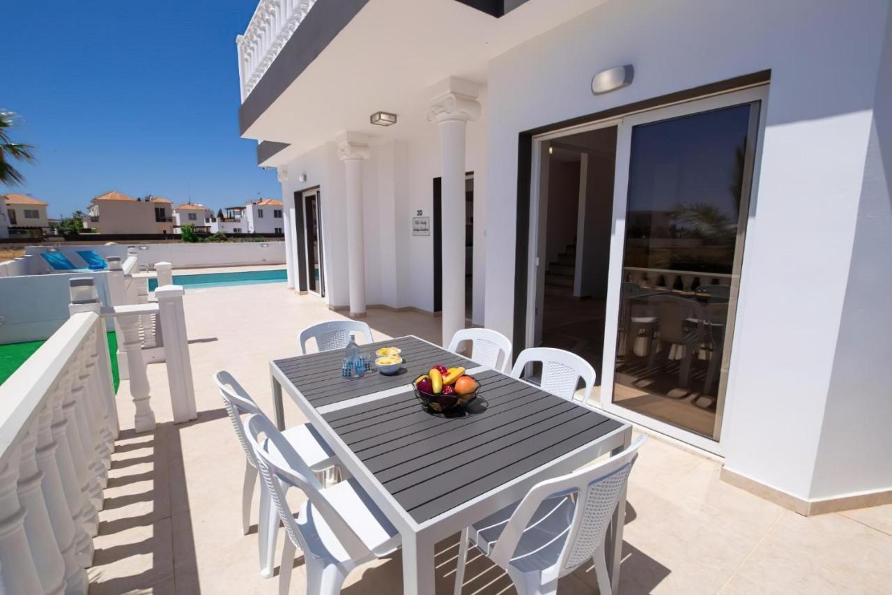Villa Suncity Boutique Beachfront 아이아 나파 외부 사진