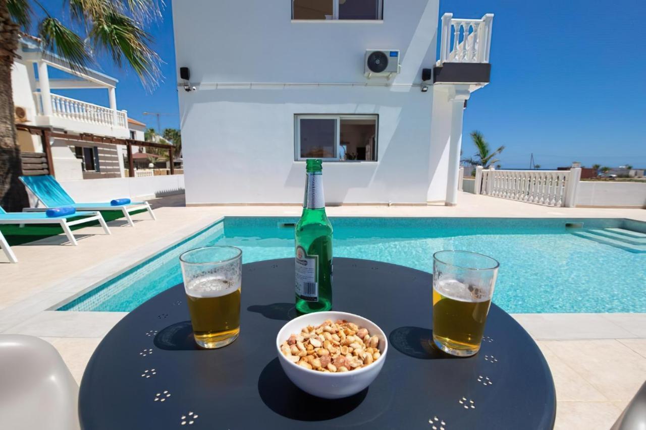 Villa Suncity Boutique Beachfront 아이아 나파 외부 사진