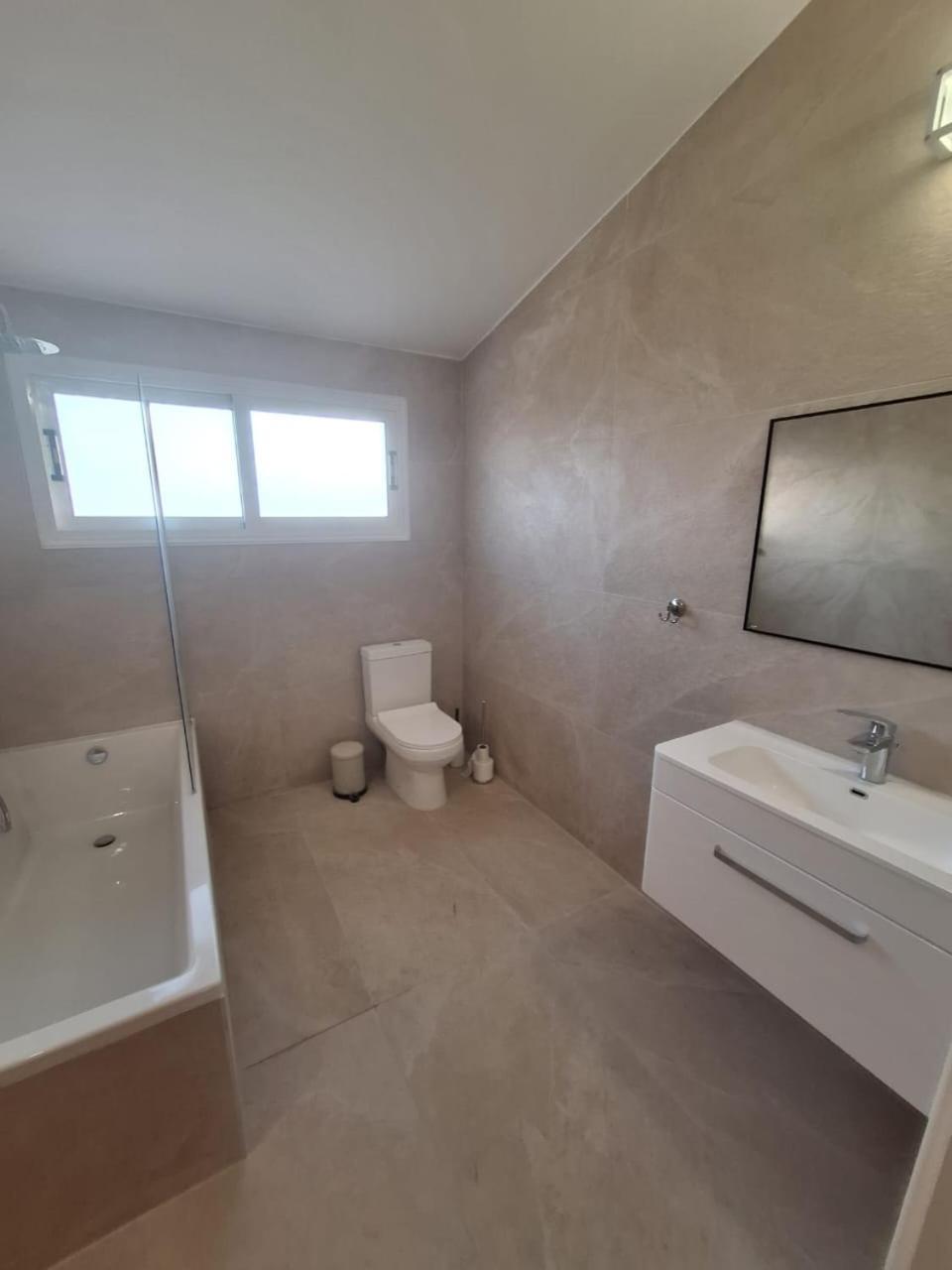 Villa Suncity Boutique Beachfront 아이아 나파 외부 사진